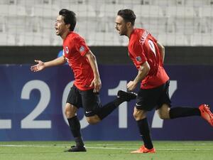 تاباتا (يسار) يحتفل بأحد هدفيه