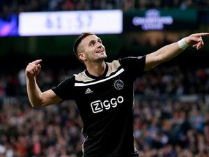 تاديتش نجم المباراة يحتفل بهدفه