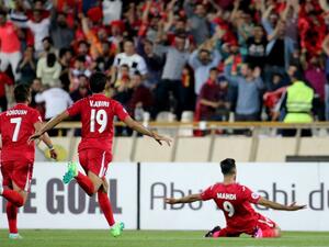 تاريمي (يمين) يحتفل بأحد أهدافه