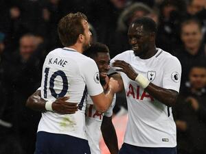 لاعبو توتنهام يحتفلون بهدف أورييه (وسط)