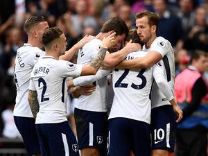 لاعبو توتنهام يحتفلون بهدف الفوز