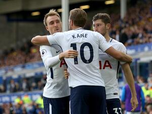 لاعبو توتنهام يحتفلون بأحد الأهداف