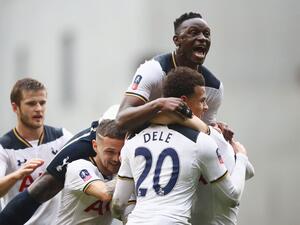 لاعبو توتنهام يحتفلون بالفوز