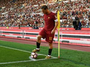 توتي يستعد لتنفيذ ركلة ركنية خلال المباراة