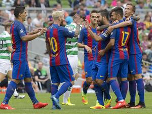 لاعبو برشلونة يحتفلون بهدف توران