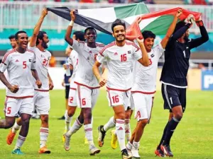 لاعبو الإمارات يحتفلون بالفوز