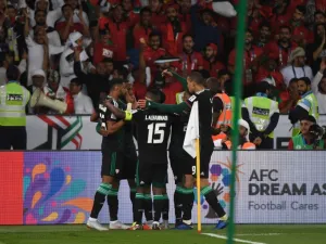 لاعبو الإمارات يحتفلون بالهدف الثالث