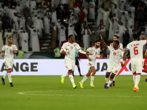 لاعبو الإمارات يحتفلون بهدف التعادل