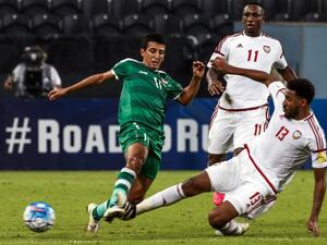 صراع على الكرة بين خميس اسماعيل (يمين) وأمجد عطوان (يسار)