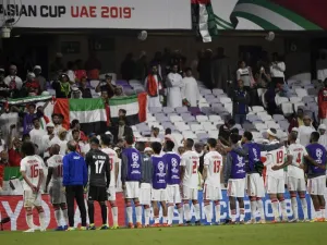 لاعبو الإمارات يحتفلون بالتأهل مع جماهيرهم