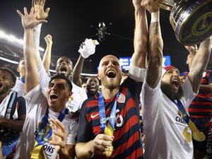 لاعبو منتخب أميركا يحتفلون بالفوز السادس بالبطولة في تاريخ بلادهم