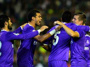 فاران (الثاني من اليمين) يحتفل رفقة زملائه بهدفه