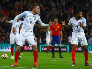 فاردي (يسار) يحتفل رفقة رحيم ستيرلينغ بهدفه