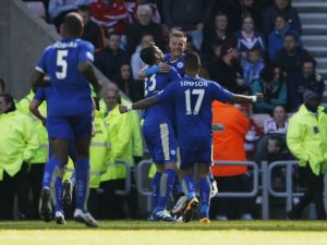 لاعبو ليستر يحتفلون بالهدف