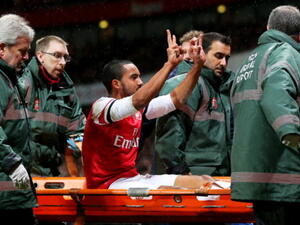 Arsenal's Theo Walcott set to miss up to six months due to injury