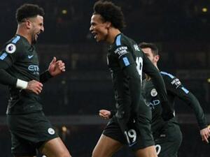 ساني (يمين) يتلقى التهنئة بهدفه من قبل زميله كايل ووكر