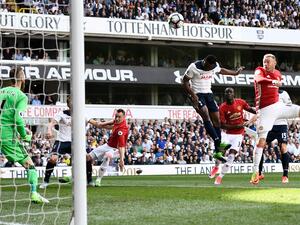 وانياما (وسط) يسدد رأسية معلناً عن تسجيل هدف توتنهام الأول