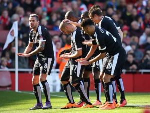 لاعبو واتفورد يحتفلون بهدف قديورة (وسط)