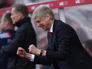 آرسين فينغر مدرب آرسنال يحتفل بأحد الأهداف رغم المطالب بإقالته