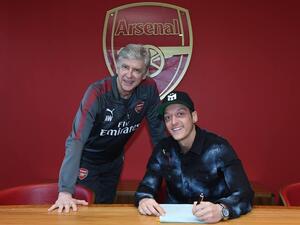 أوزيل يوقع على العقد الجديد تحت إشراف المدرب آرسين فينغر