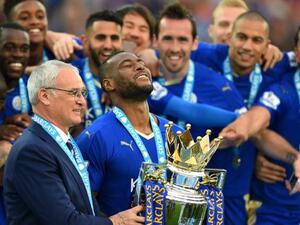 مورغان يرفع كأس الدوري الإنجليزي