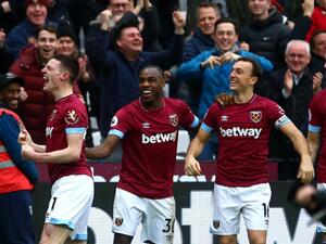 لاعبو ويست هام يحتفلون بالهدف