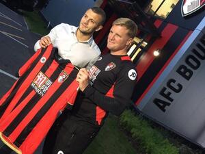 ويلشير (يسار) يعرض قميص فريقه الجديد