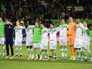 لاعبو فولفسبورغ يحتفلون بالفوز التاريخي