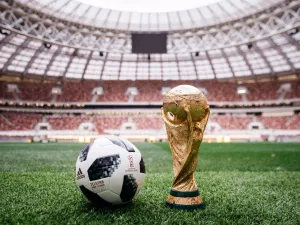 الكرة الرسمية بجوار كأس العالم