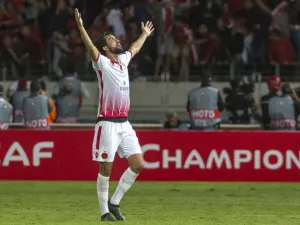صلاح الدين السعدي يحتفل بهدف زميله الكرتي