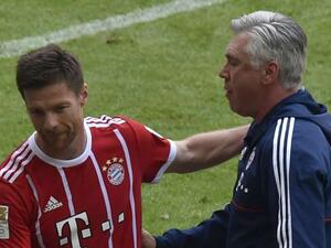 ألونسو يصافح المدرب كارلو أنشيلوتي بعد استبداله