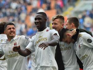 زاباتا (وسط) يحتفل بهدفه الثمين