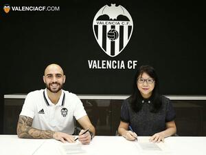 زازا (يسار) يوقع على عقد ارتباطه بفالنسيا