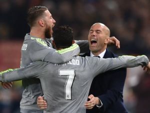 فرحة المدرب زين الدين زيدان (يمين) رفقة رونالدو وسيرخيو راموس بالهدف الأول