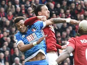 لم يقدم إبراهيموفيتش (يمين) الأداء المطلوب ليحرم يونايتد من تحقيق النصر