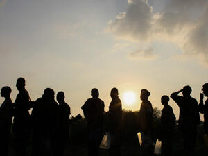 SNA and AMISOM troops wait in line for water (AFP/FILE)