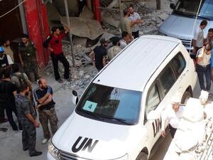 SYRIA, DAMASCUS : Syrians gather near a vehicle of the United Nations (UN) arms experts as they inspect a site suspected of being hit by a deadly chemical weapons attack last week on August 28, 2013 in the Eastern Ghouta area on the northeastern outskirts of Damascus. AFP PHOTO /MOHAMED ABDULLAH