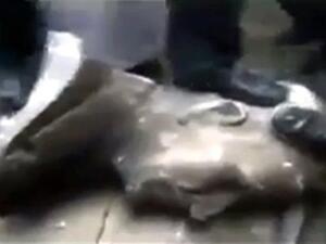 متظاهرون سوريون يدوسون على تمثال للرئيس الراحل حافظ الأسد