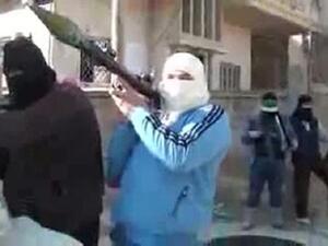 مسلحون معارضون للنظام السوري يتمترسون في أحد الأزقة