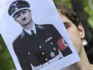 معارضون يشبهون الرئيس الاسد بالقائد النازي هتلر