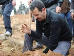 الرئيس السوري بشار الاسد يقوم بزراعة شجرة خلال حملة تشجير نظمها الجيش في منطقة قطنا غرب دمشق
