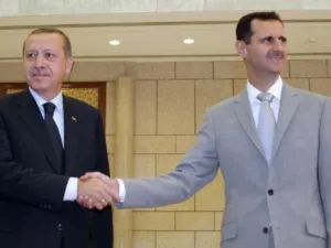 الرئيس السوري بشار الاسد يصافح رئيس الورزا التركي رجب طيب اردوغان في قصر الشعب الرئاسي في دمشق 
