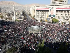 حشود غفيرة من السوريين في ساحة السبع بحرات بدمشق تاييدا للأسد