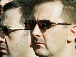 بشار الاسد (إلى اليمين) وشقيقه ماهر الاسد 
