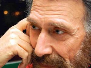 عصابة من المسلحين اوقفت رسام الكاريكاتير الشهير فرزات واعتدت عليه بالضرب الشديد واختطفته