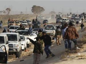 الثوار المسلحون يتركون مواقعهم بعد تعرضهم لقصف من قبل قوات القذافي بالقرب من اجدابيا يوم الجمعة.
