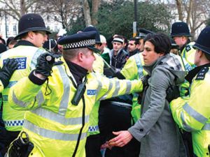 مواجهات بين متظاهرين والشرطة البريطانية أمام السفارة السورية