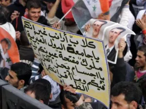 متظاهرون سوريون ينددون بموقف جامعة الدول العربية تجاه بلدهم