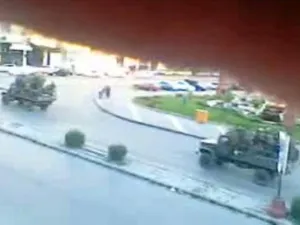 ناقلات جند تقل عناصر من الجيش السوري في مناطق الإضطرابات