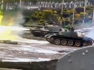 دبابات سورية تقصف مواقع المعارضة بحمص